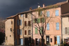 Tourtour, fa&ccedil;ades color&eacute;es