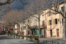 Tourtour, rue de l'&eacute;glise, fa&ccedil;ades