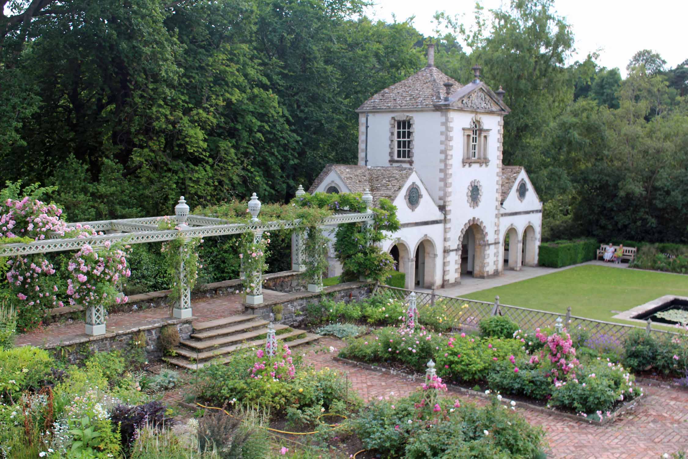 Pays de Galles, jardin de Bodnant, Pin Mill, fleurs