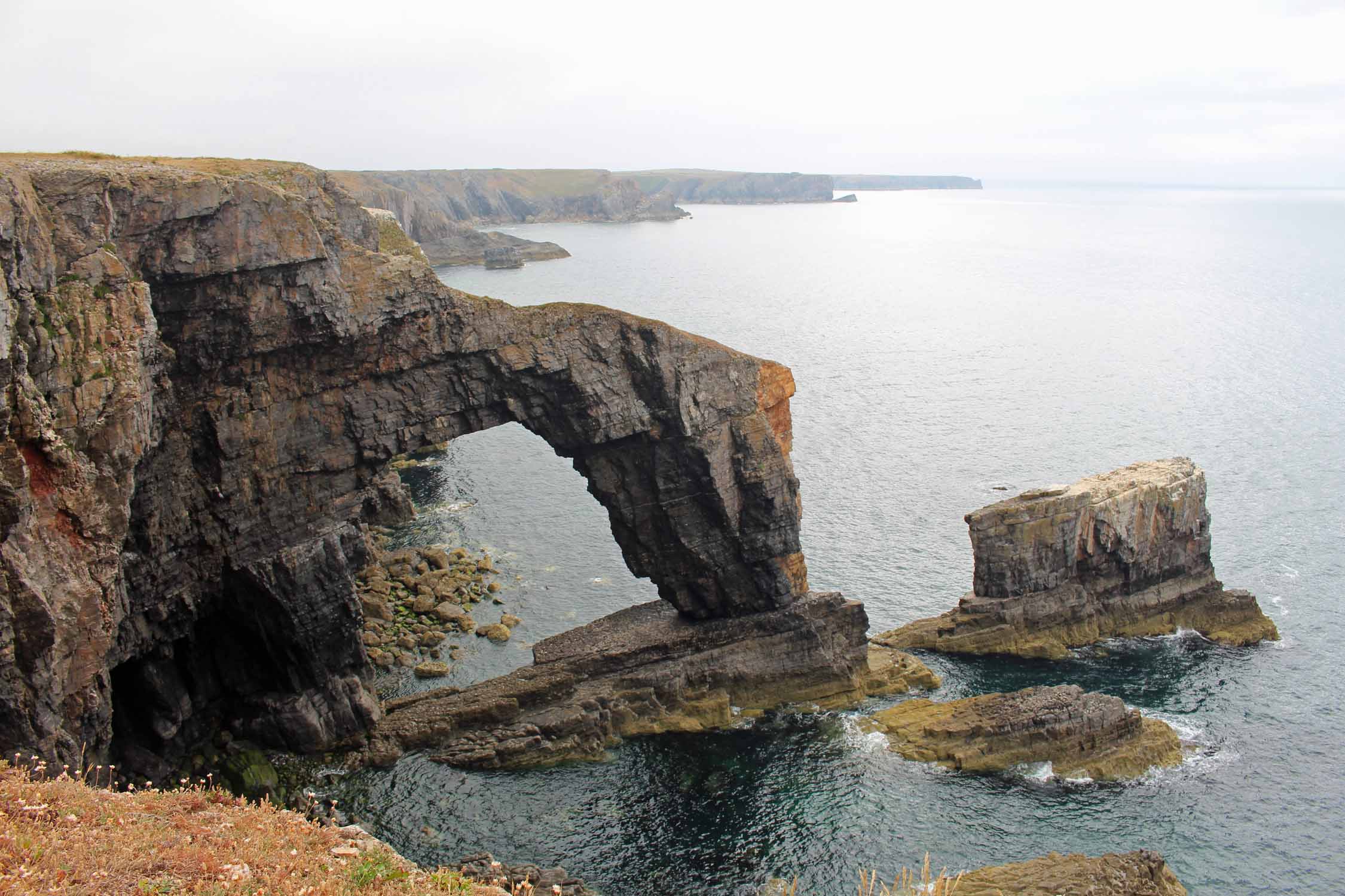 Pays de Galles, Pembrokeshire, falaises, arche