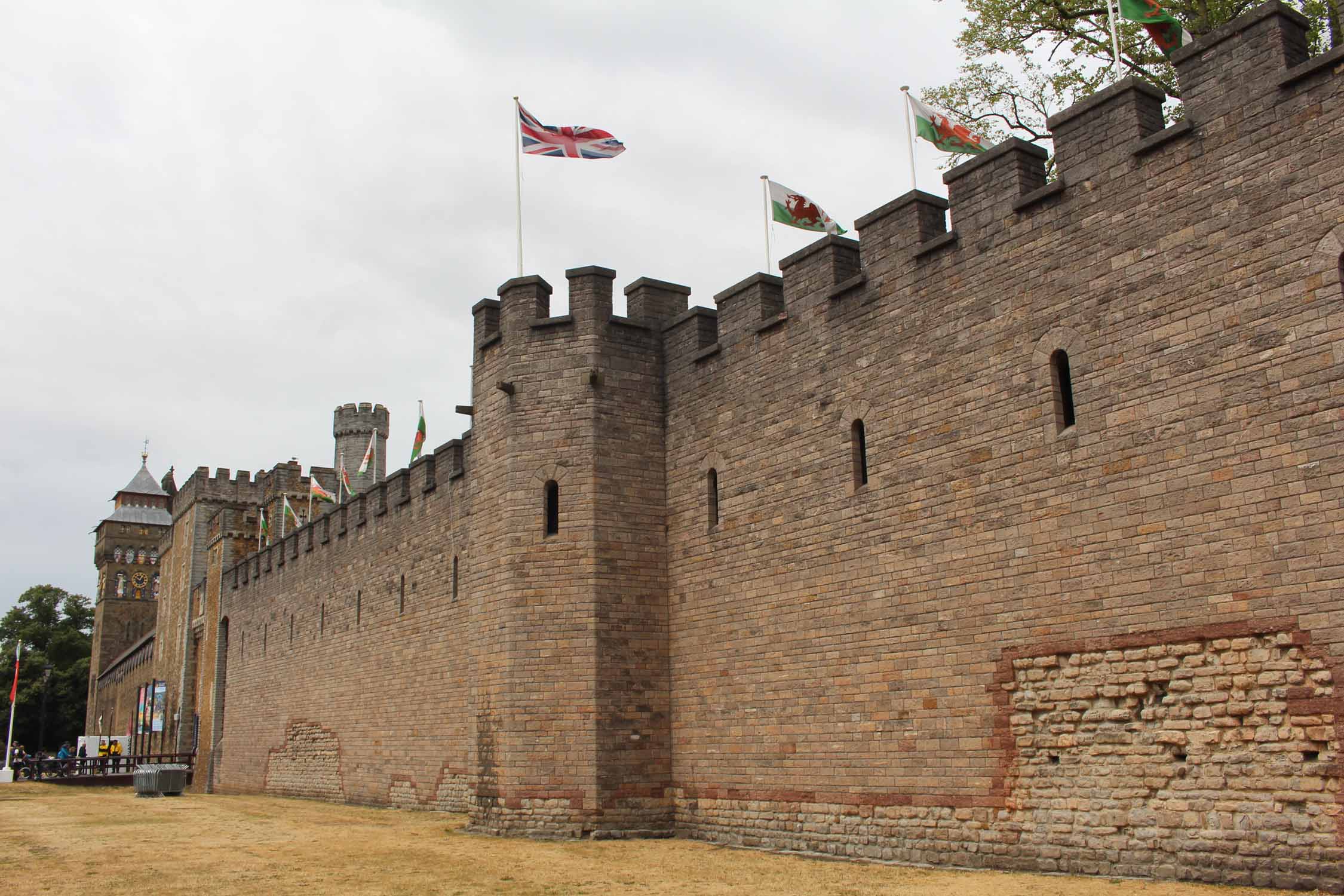 Pays de Galles, château de Cardiff, remparts