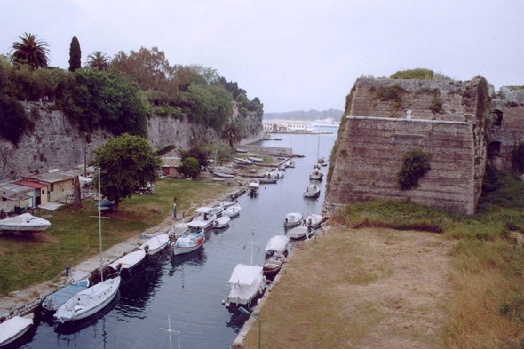 Corfou, fossé, Contrafossa