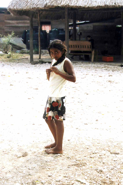 Jeune fille dans le village de Bethel