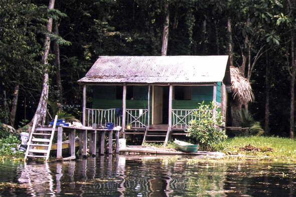 Guatemala, maisons traditionnelles, Rio Dulce