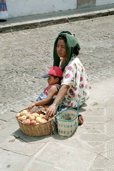 Guatemala, Antigua, indienne et son enfant