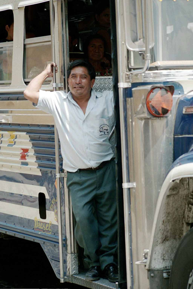 Guatemala, Antigua, controleur bus