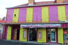 Guadeloupe, Le Moule, boutique color&eacute;e