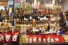 Budapest, march&eacute; central, &eacute;pices et vins