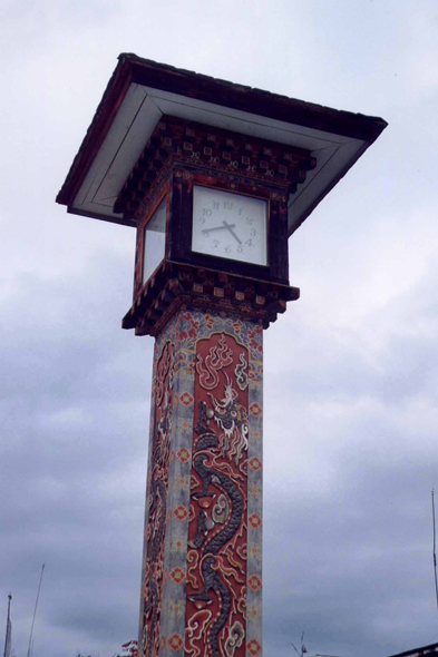 Une horloge sur une place de Thimphu