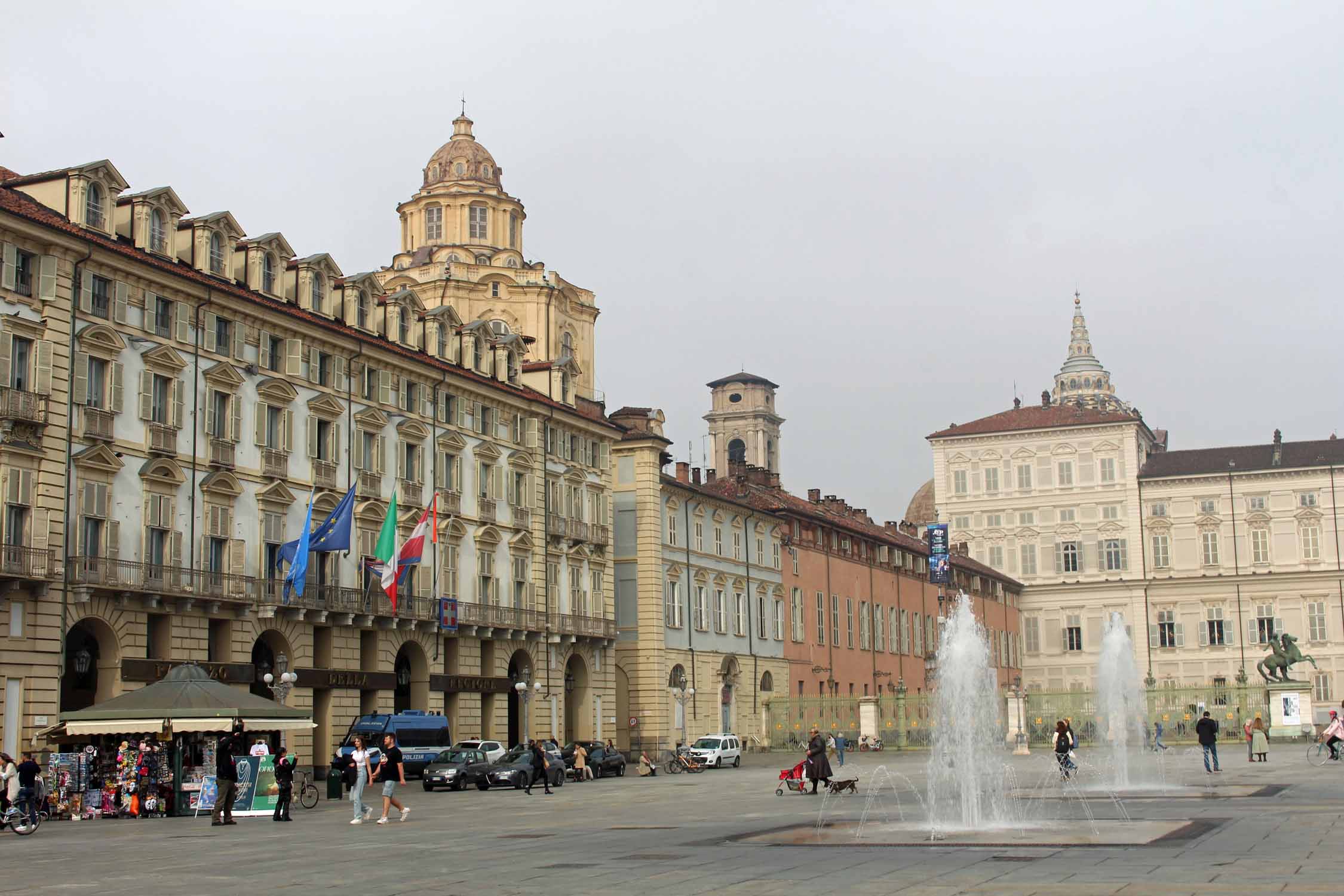 Turin, place Castello, fontaine