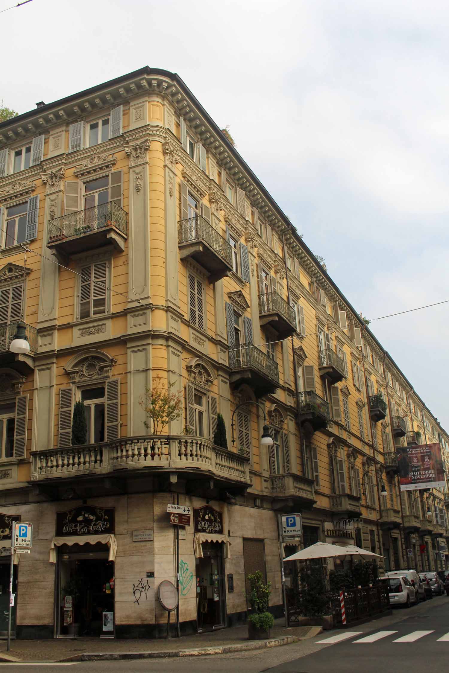 Turin, bâtiment jaune