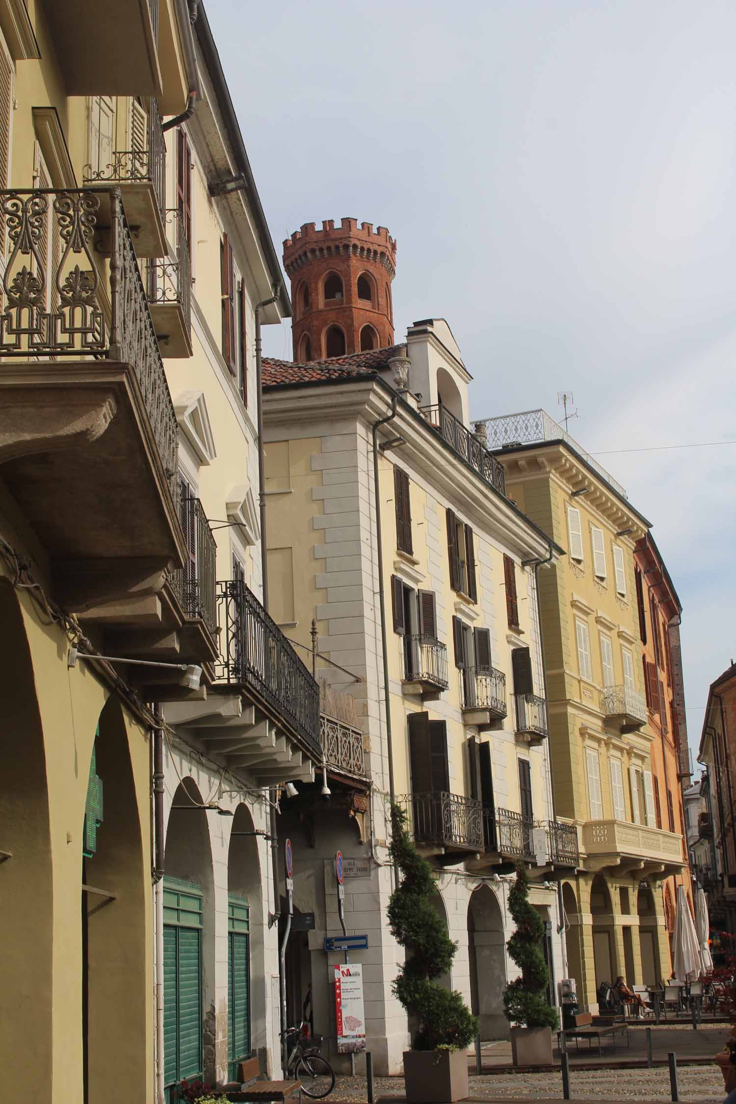 Verceil, place Cavour, façades