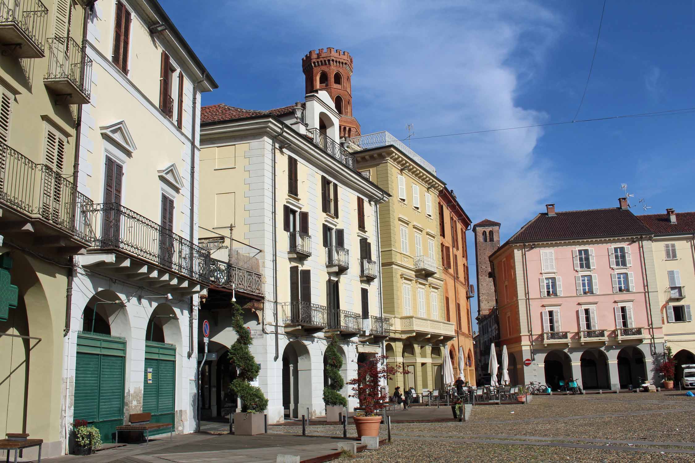 Verceil, place Cavour, bâtiments