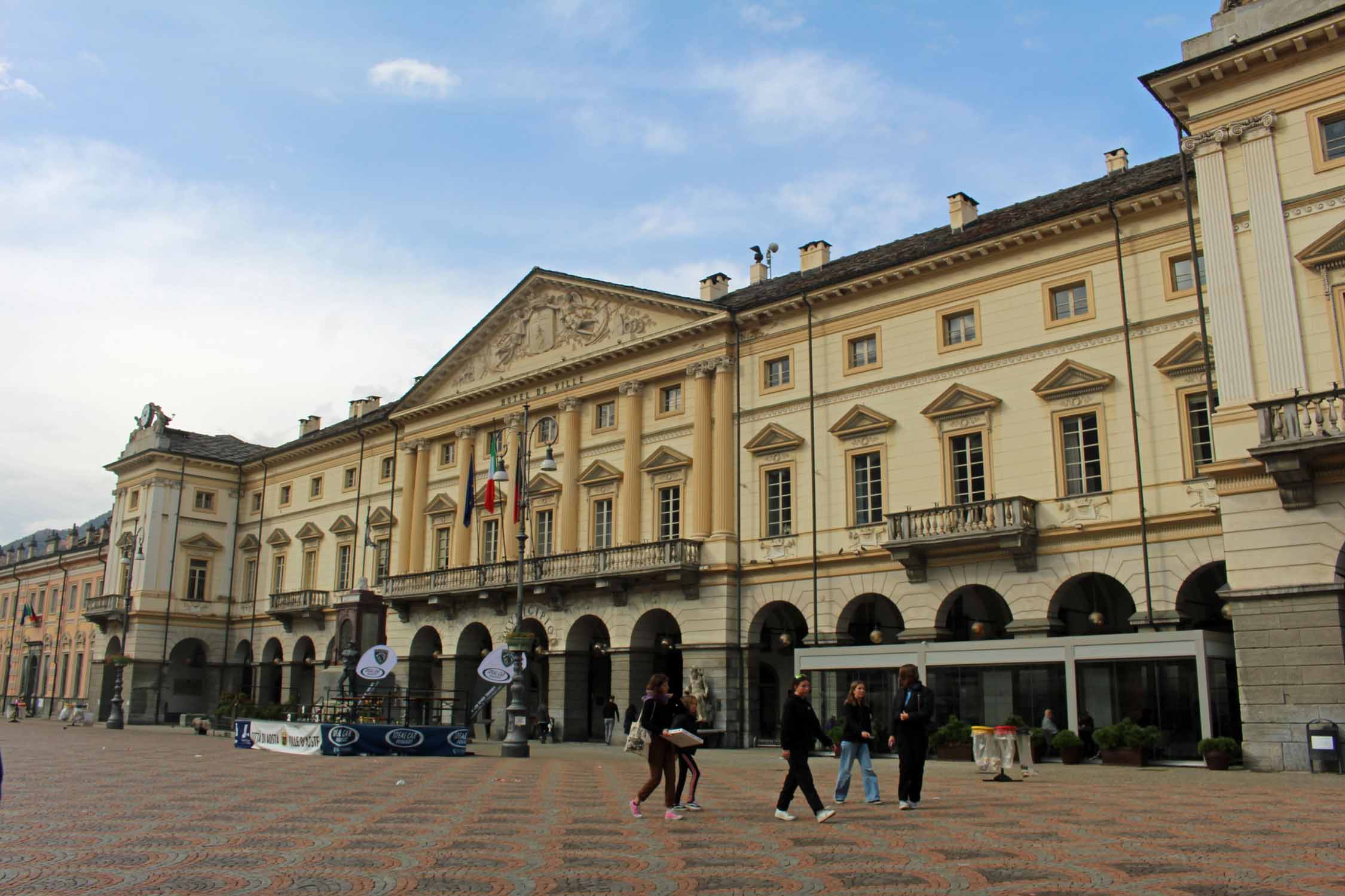 Aoste, Piazza E. Chanoux