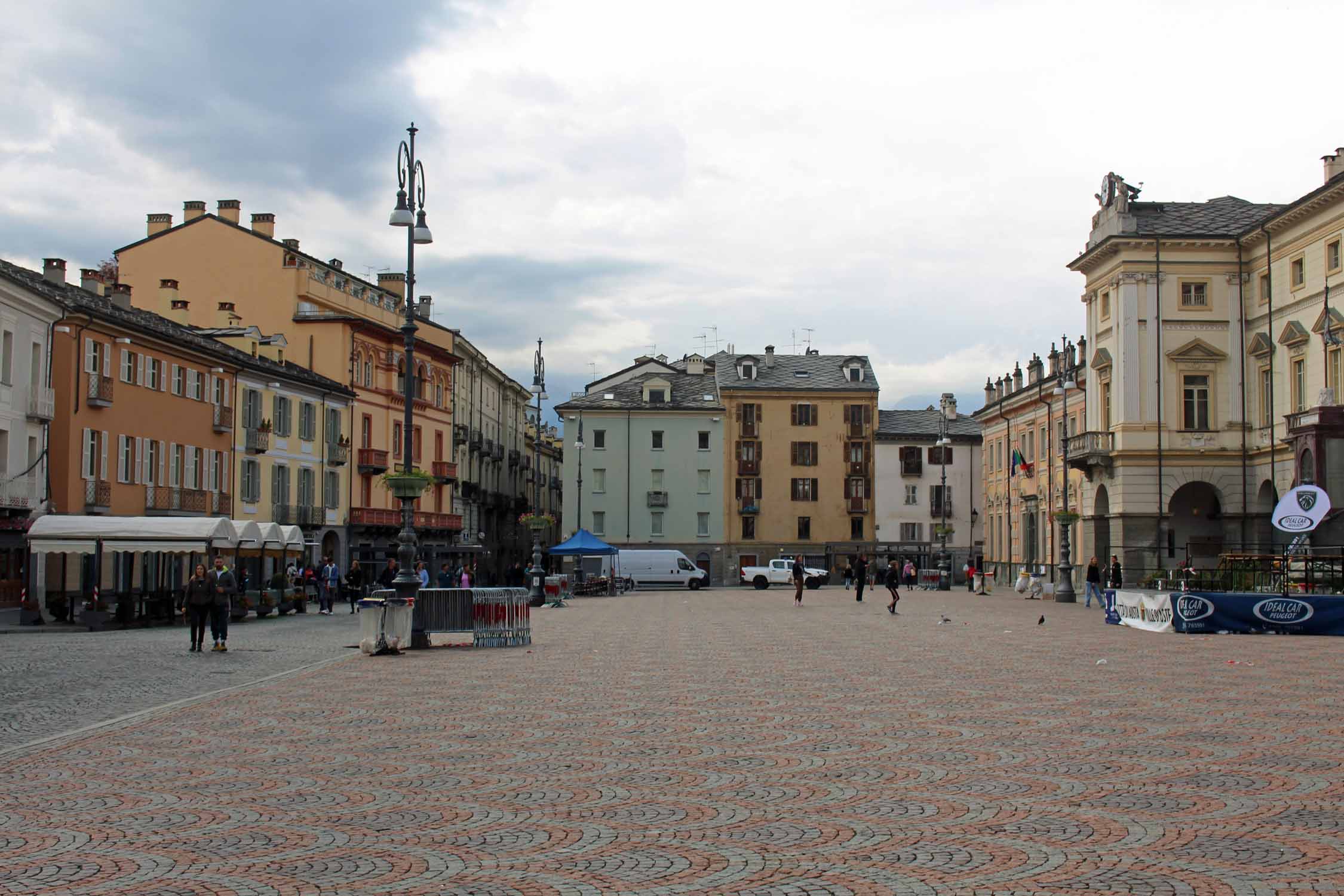 Aoste, Piazza E. Chanoux