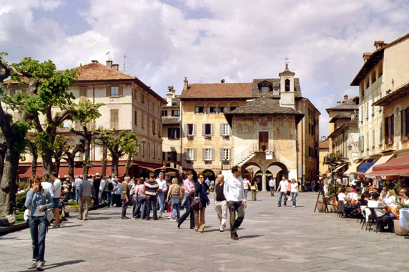 Orta, San Giulio, place centrale