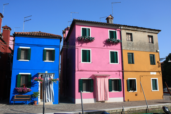 Les couleurs vives des façades des maisons à Burano