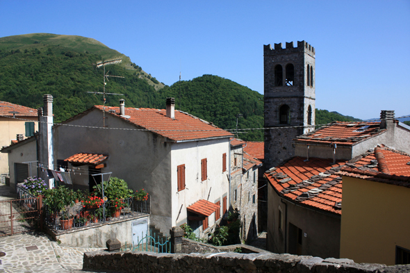 Montefegatesi, monument