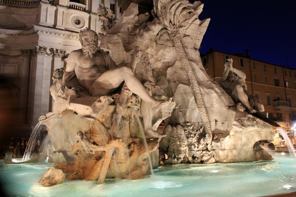 Fontaine de Trevi, chevaux, nuit