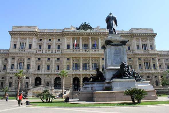 Place Cavour, Palais de Justice