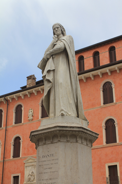 Vérone, piazza dei Signori, Dante