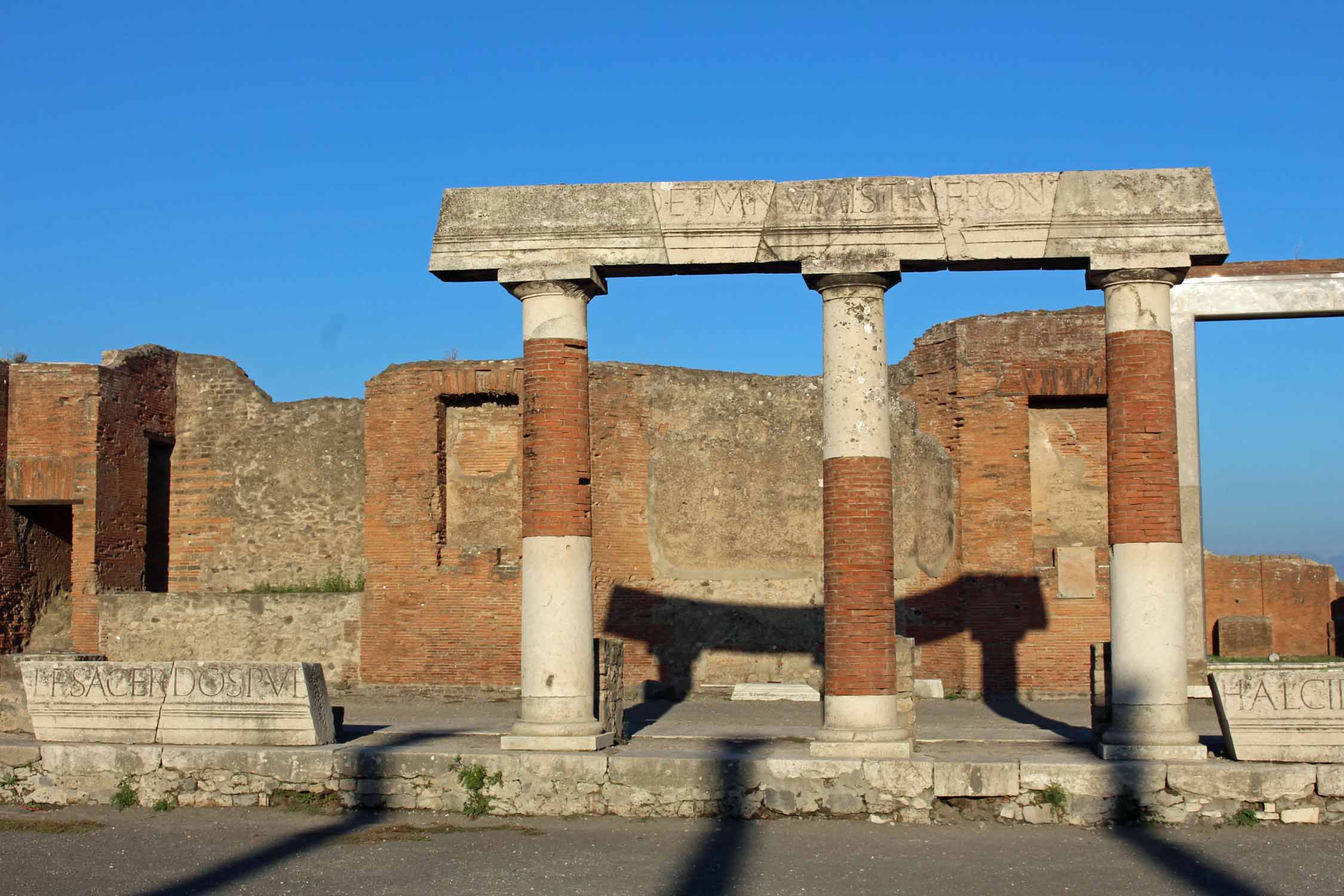 Ruines de Pompéi, colonnes du Forum