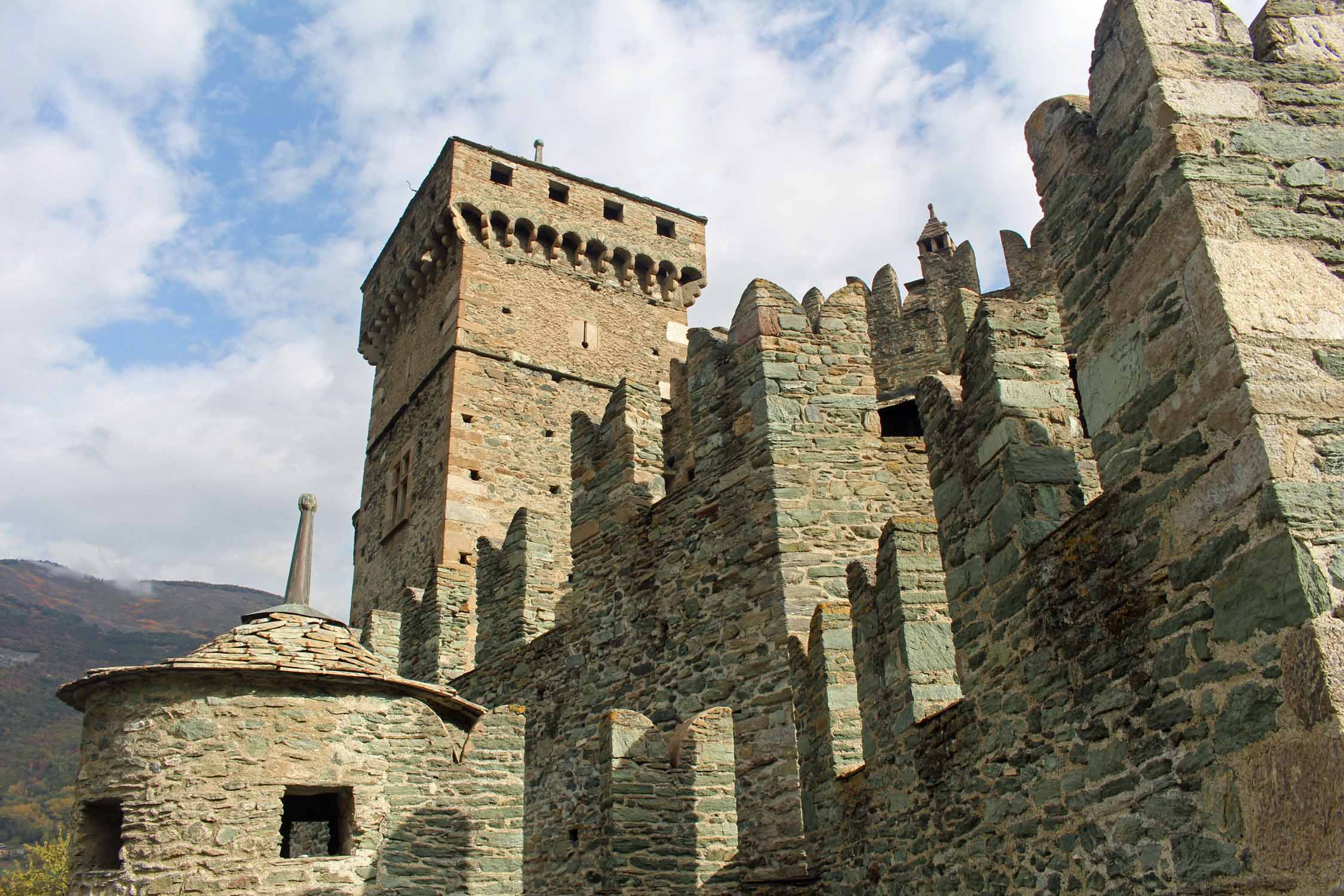 Val d'Aoste, château de Fénis, muraille