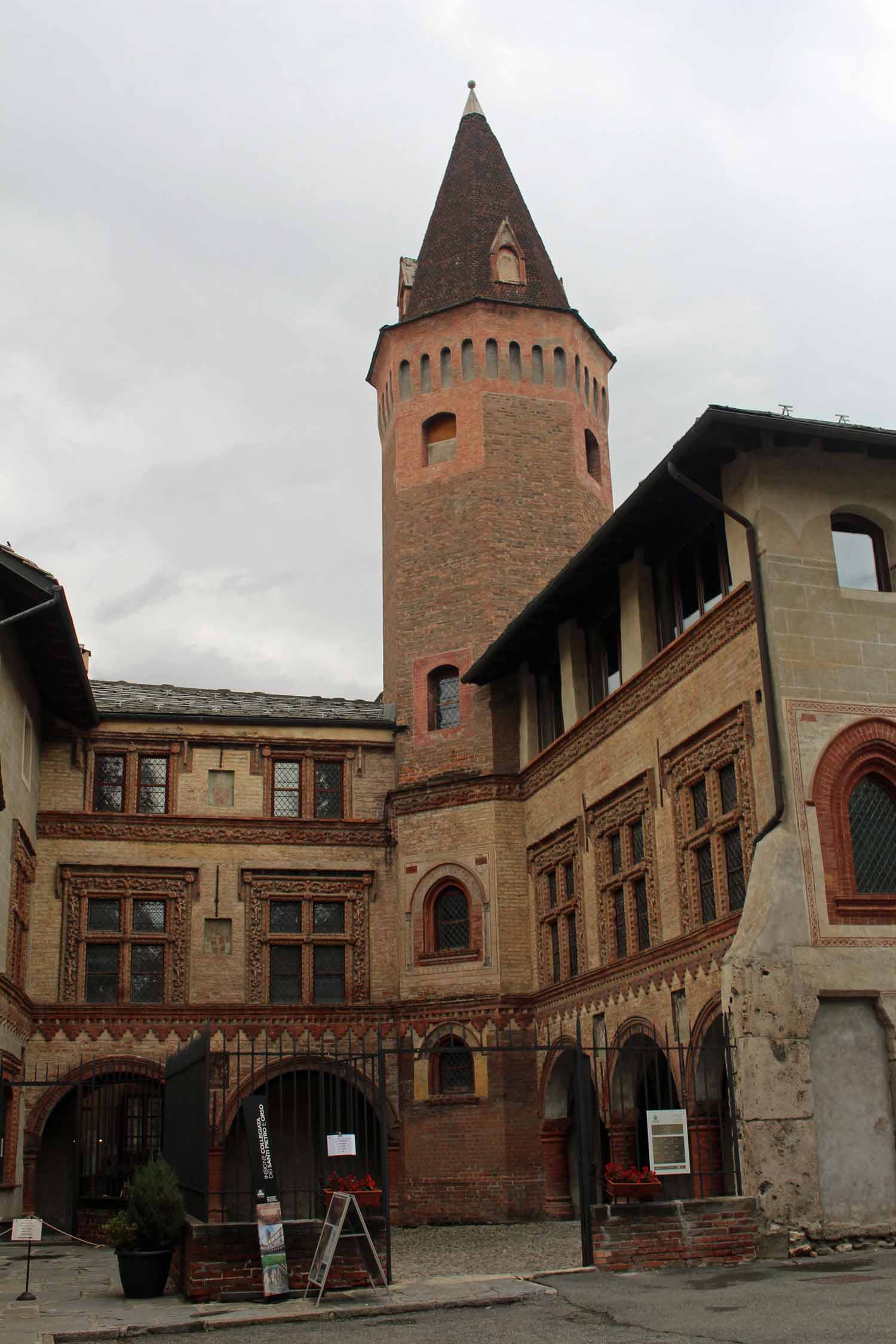 Aoste, collégiale Saint-Ours, tour octogonale