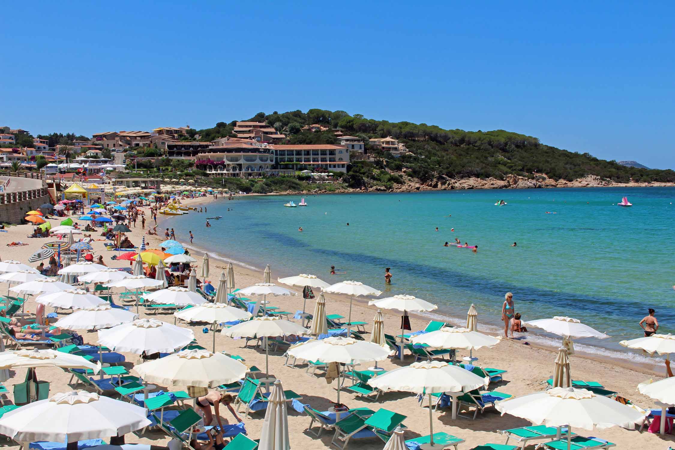 La plage de Baia Sardinia en Sardaigne