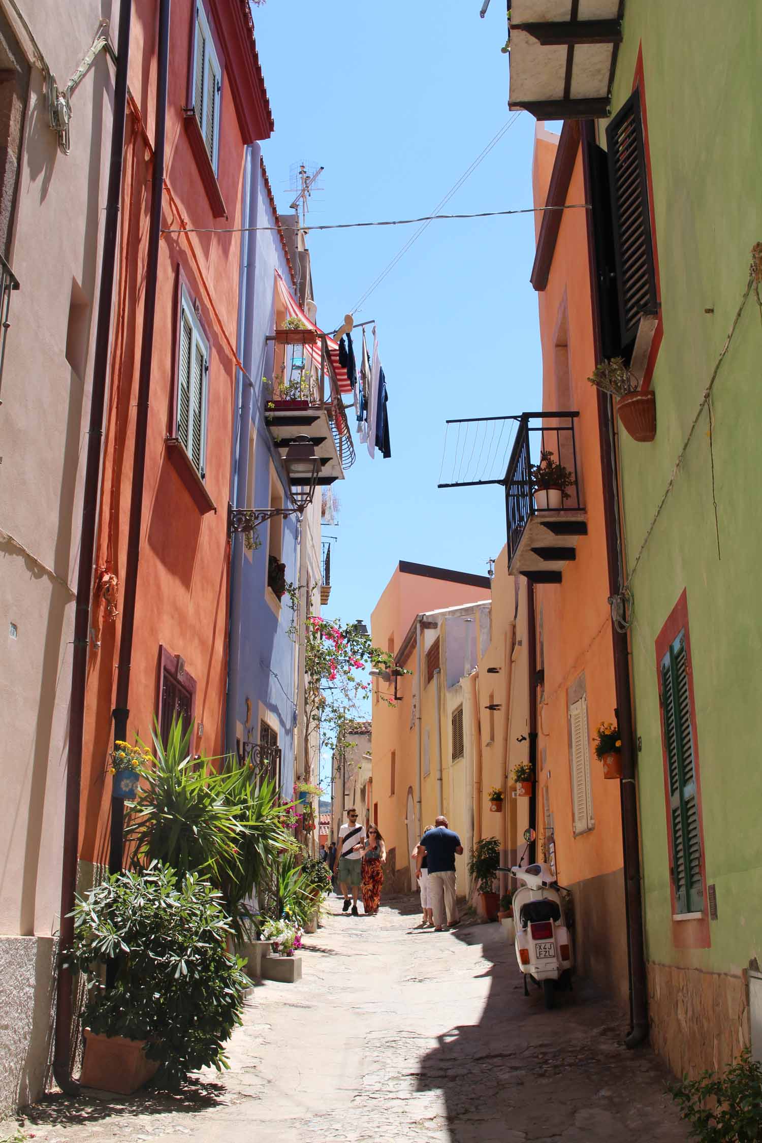 Bosa, maisons colorées, ruelle