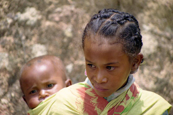 Madagascar, fille et bébé