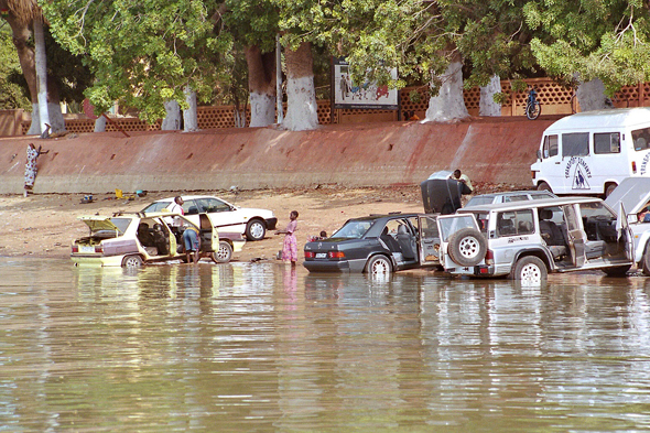 Mopti, lavage de voitures