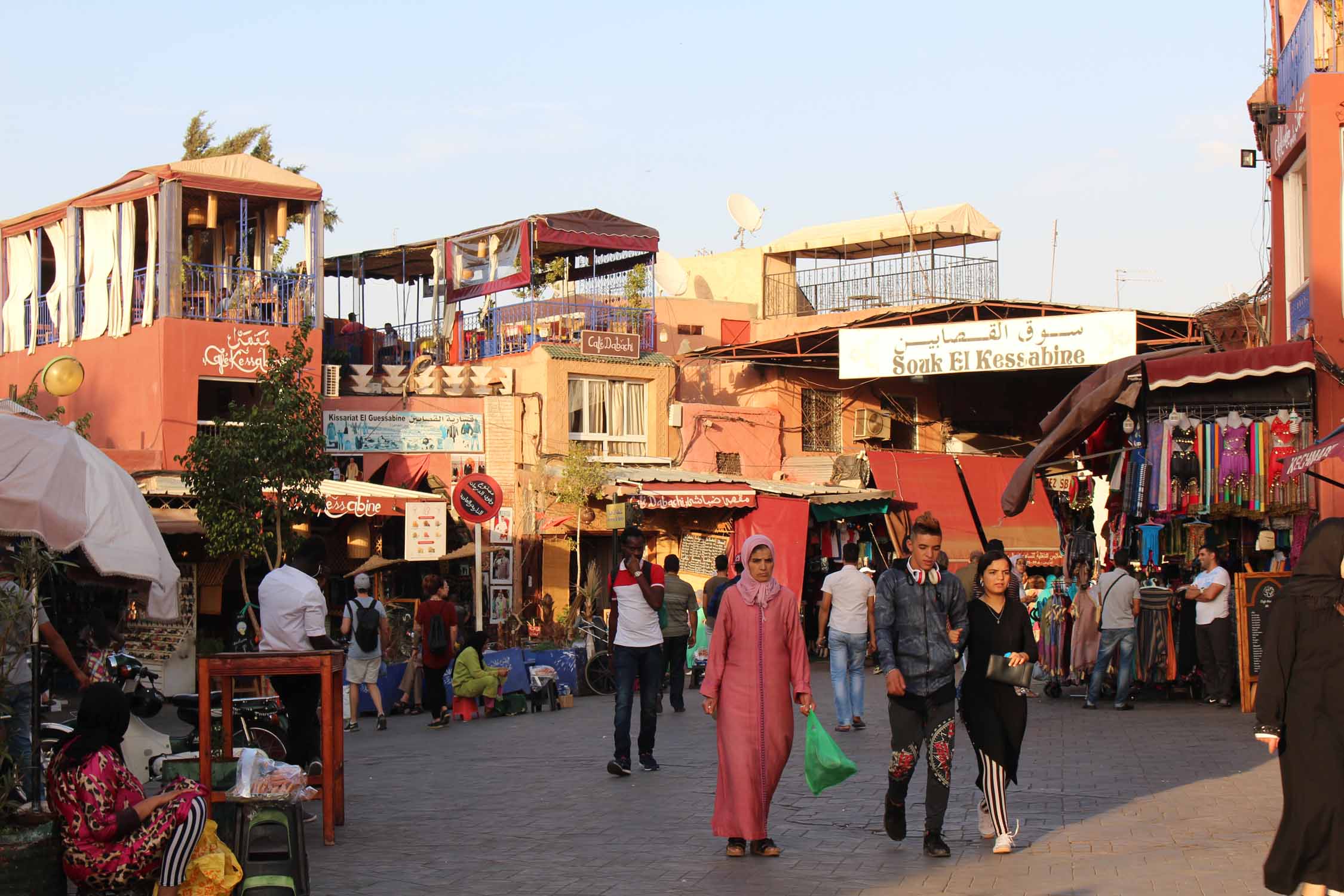 Marrakech, place Jemaa el Fna, entrée souk