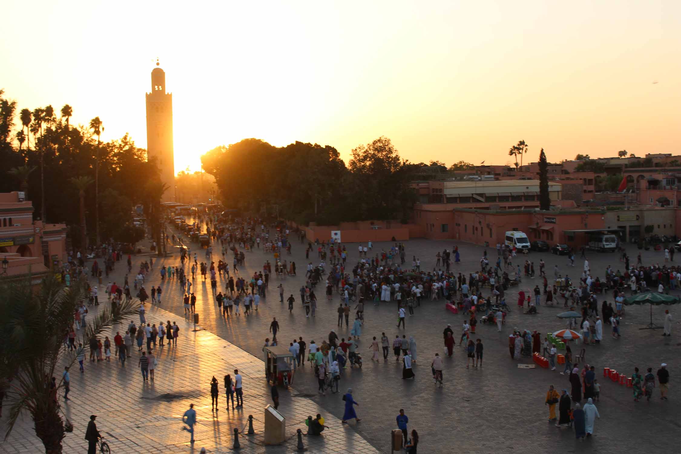 Marrakech, place Jemaa el Fna, coucher de soleil