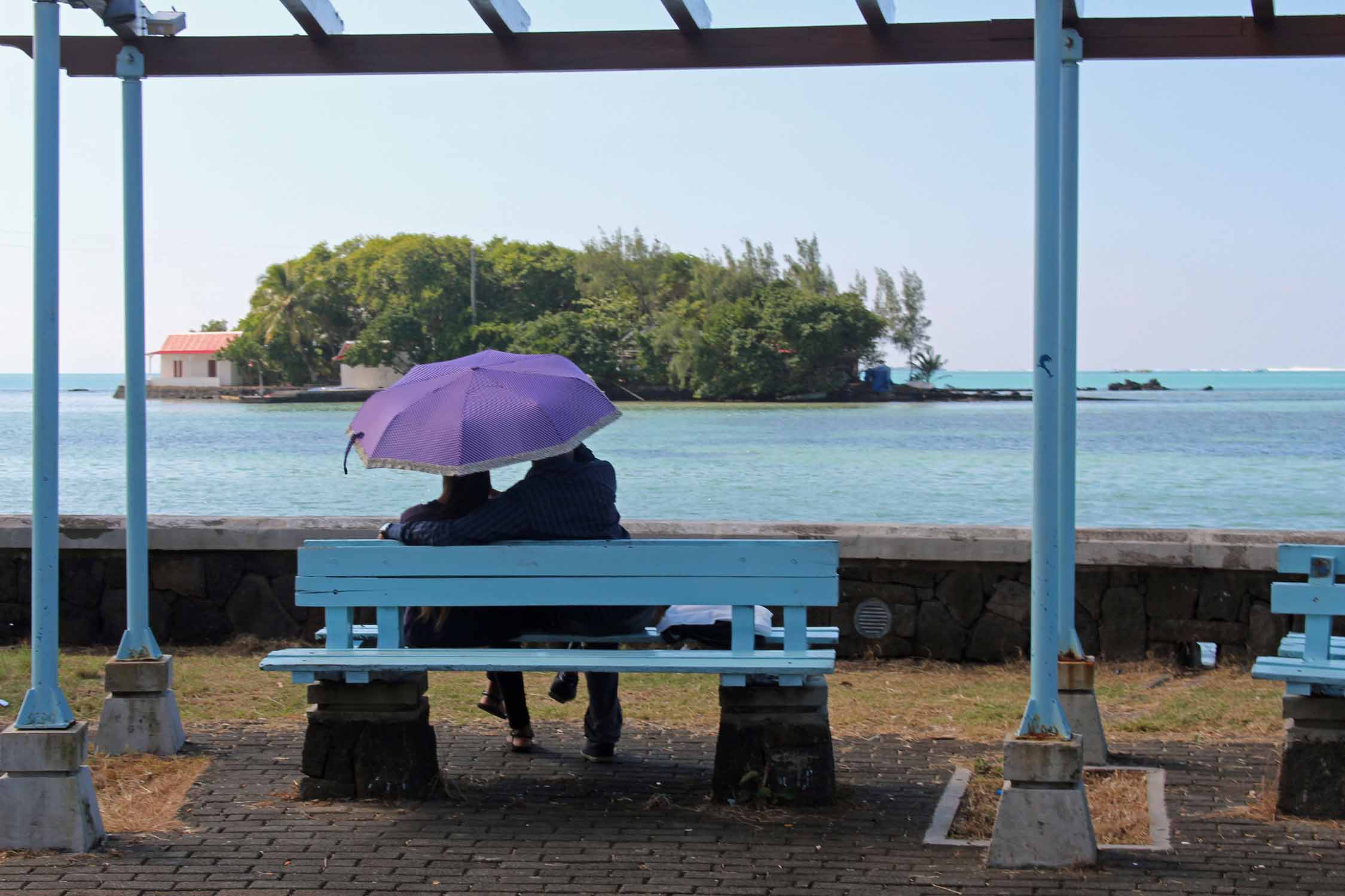 Ile Maurice, Mahébourg, couple, ombrelle