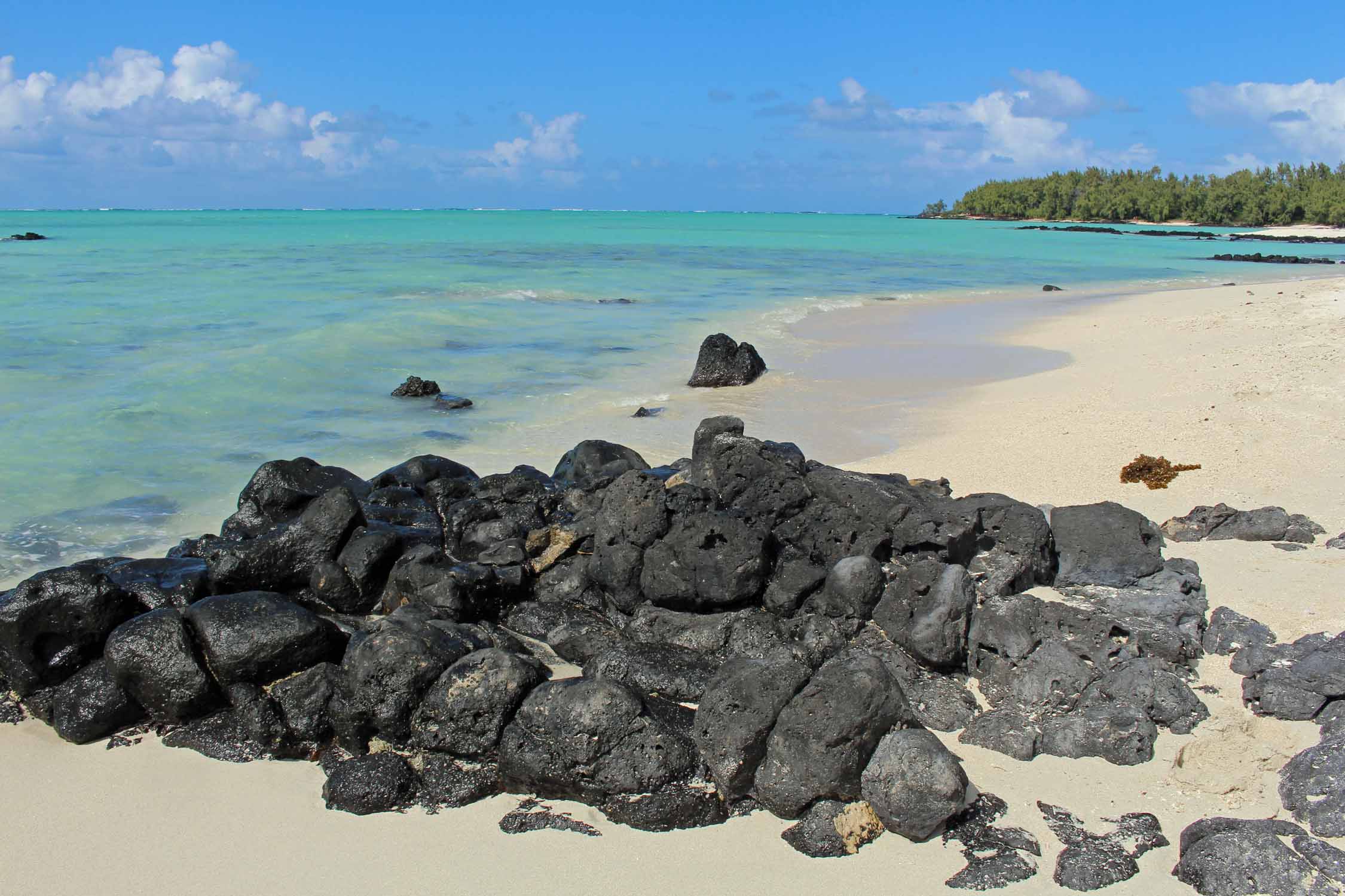 Ile Maurice, Ile aux Cerfs, plage, rochers noirs