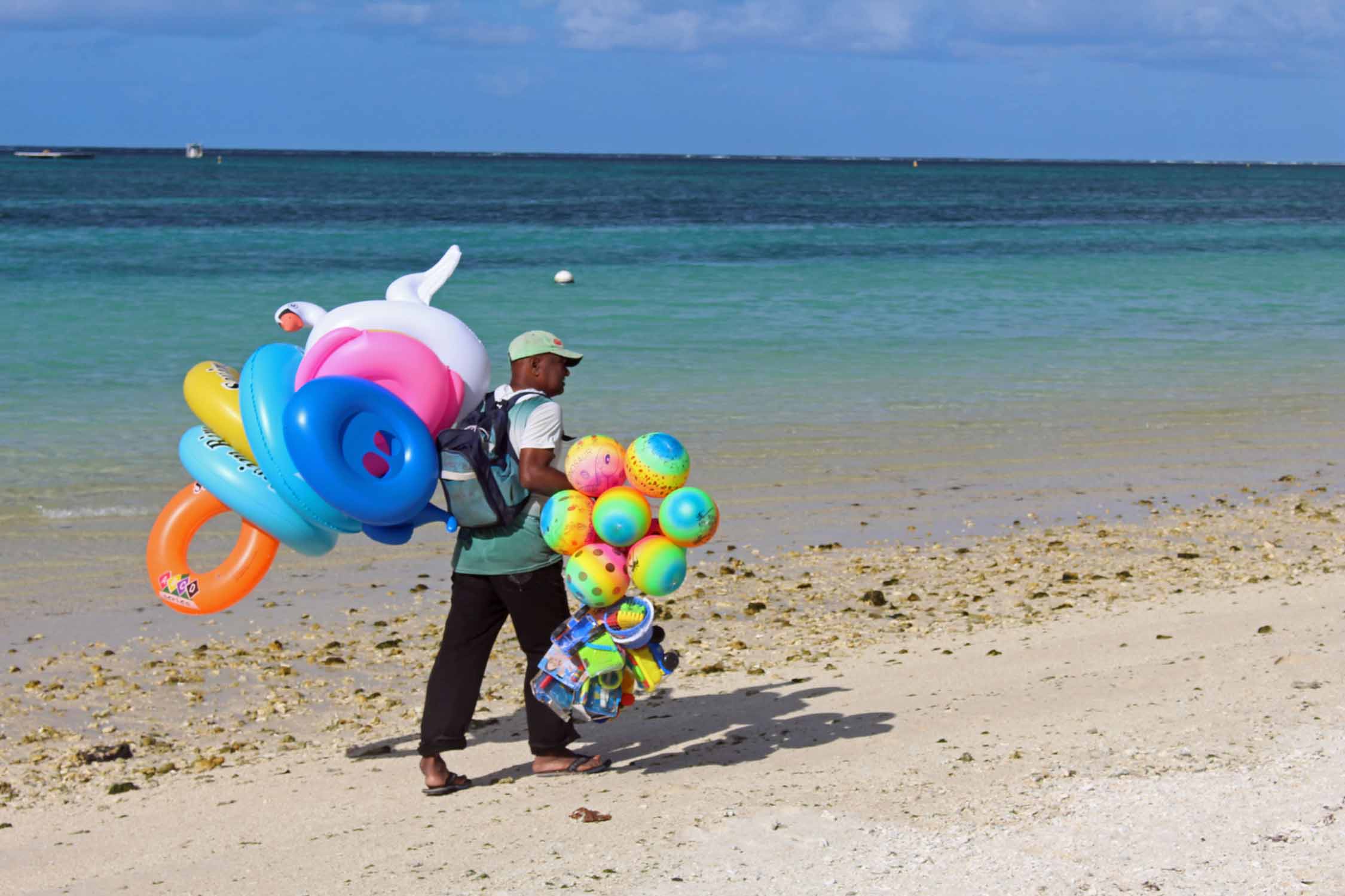 Ile Maurice, Belle Mare, plage, vendeur de ballons