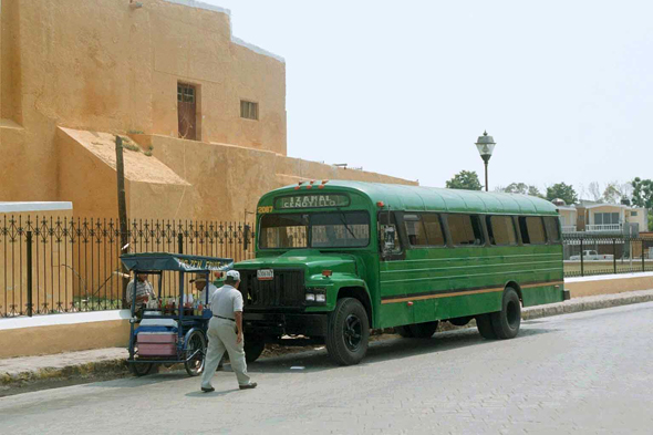 Izamal, Yucatan, bus