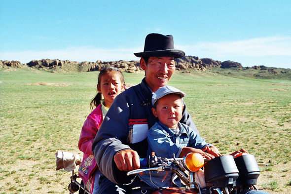 Mongolie, père et ses deux enfants