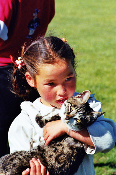 Jeune fille mongole, chat