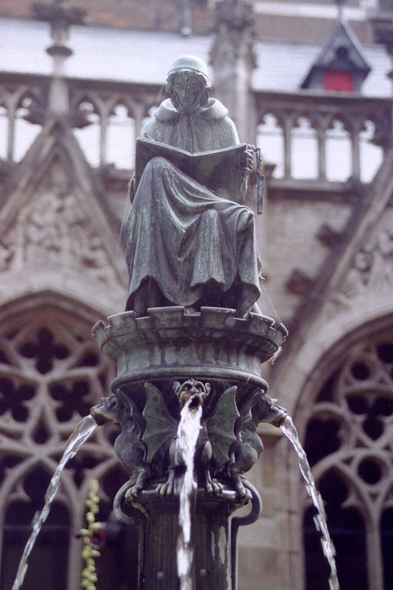 Utrecht, une statue de chanoine