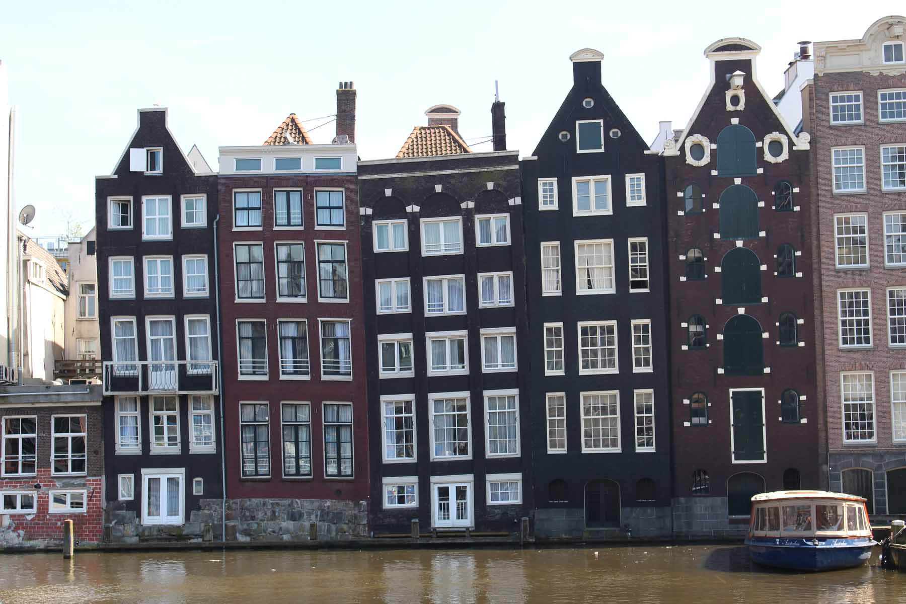 Amsterdam, canal Damrak, maisons typiques