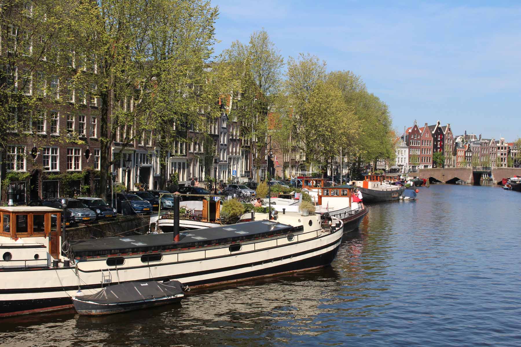 Amsterdam, Oude Waal, péniche