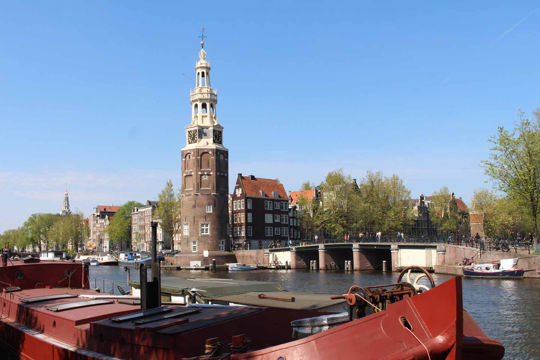 Amsterdam, tour Montelbaanstoren, péniche