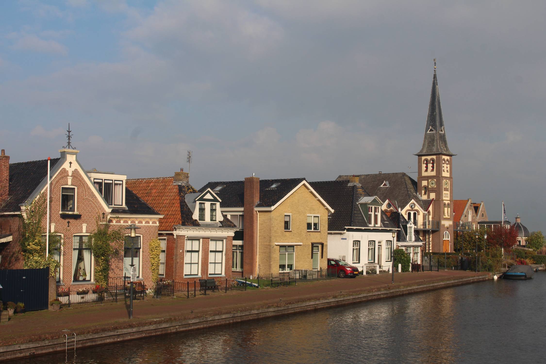 Woodsend, canal; église