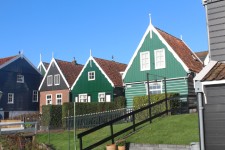 Marken, maisons color&eacute;es