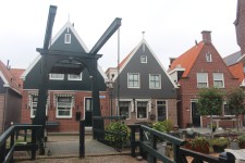 Volendam, pont, maisons typiques