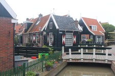 Volendam, pont, maisons color&eacute;es