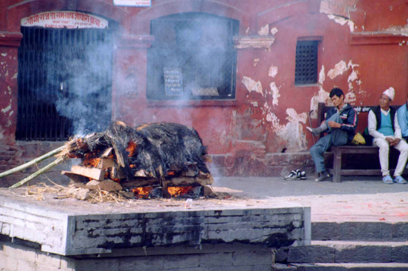 Temple de Pashupati, crémation