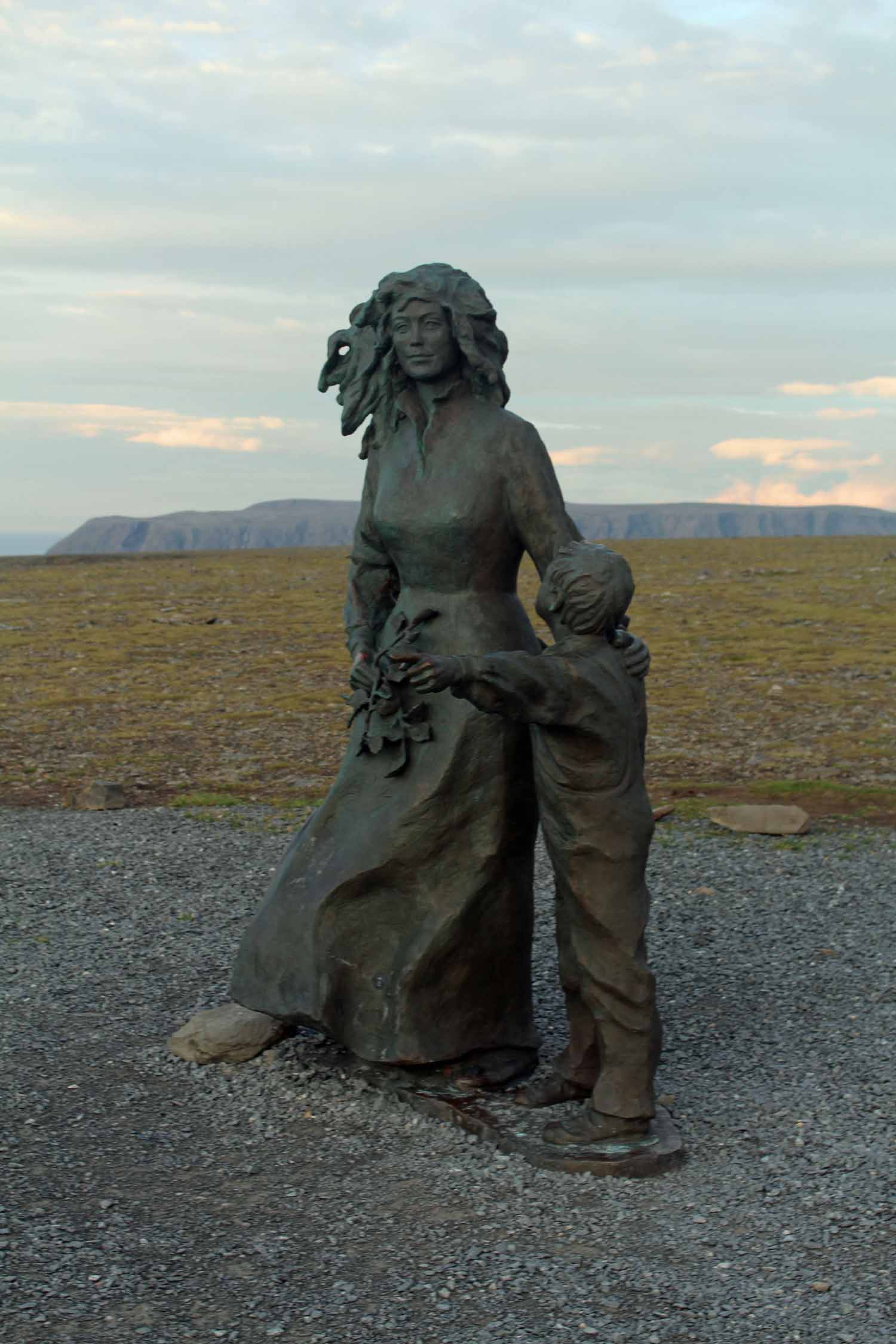 Laponie, Cap Nord, sculpture mère et enfant